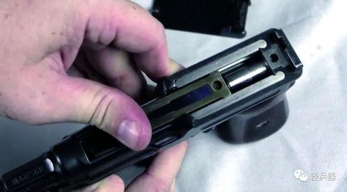 性、手枪，再来点森巴,性、手枪与森巴的狂野交织